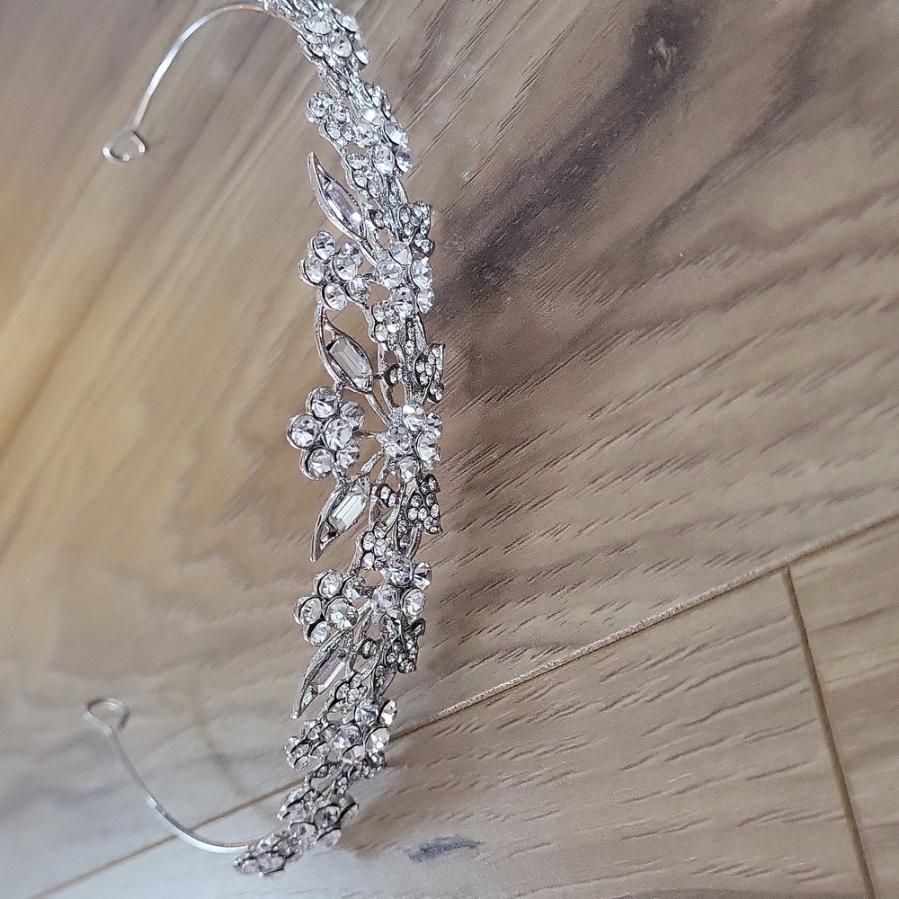 Wedding crown and veil - Picture 9 of 9